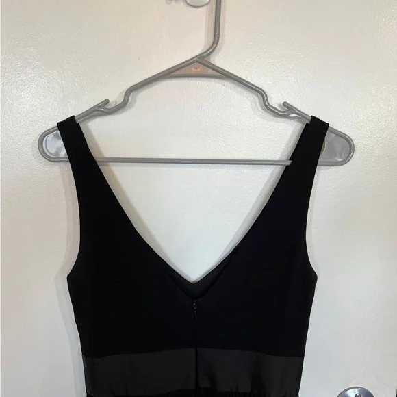 Elegant Black Vera Wang Sleeveless Dress - Picture 5 of 16